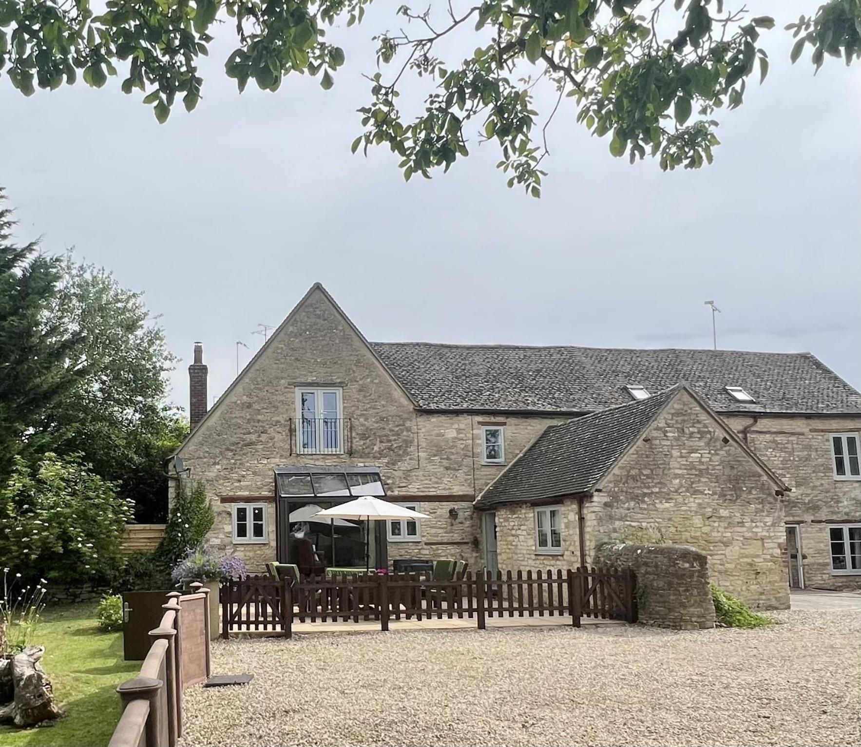 The Old Coach House Villa Witney Exterior foto