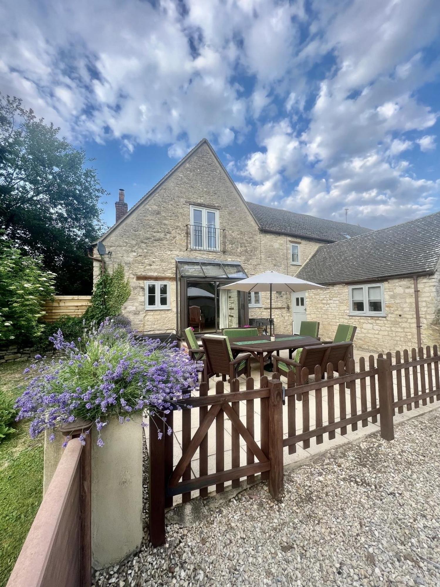 The Old Coach House Villa Witney Exterior foto
